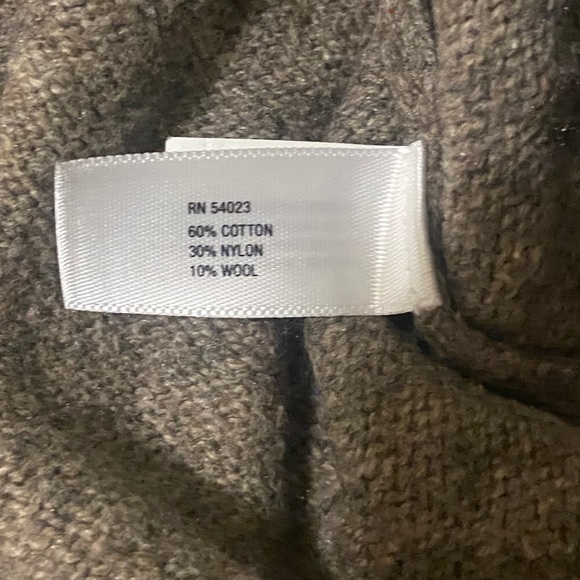 Closet Staple - Gap Sweater - Picture 4 of 5